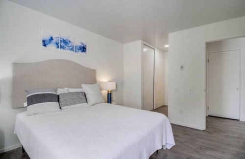 Bay Ho Condominio | Modern Condo Central near Beach & Bay