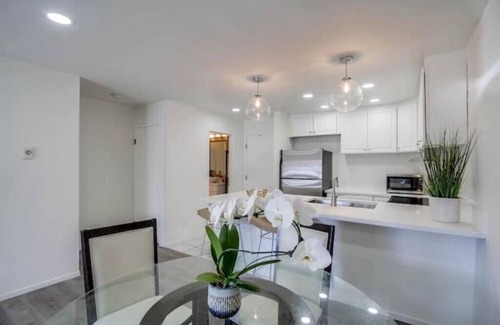 Bay Ho Condominio | Modern Condo Central near Beach & Bay