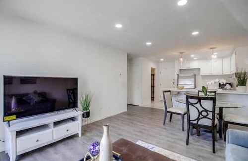 Bay Ho Condominio | Modern Condo Central near Beach & Bay