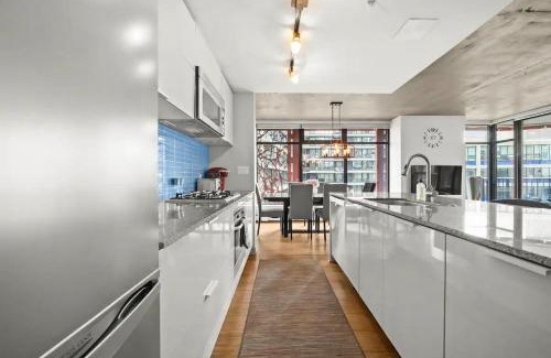 Gastown Apartamento | Modern Condo in downtown two bedroom parking lot