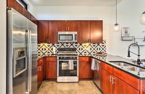 South Lamar Condominio | Modern Condo in Trendy SoLa with Balcony