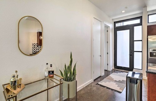South Lamar Condominio | Modern Condo in Trendy SoLa with Balcony