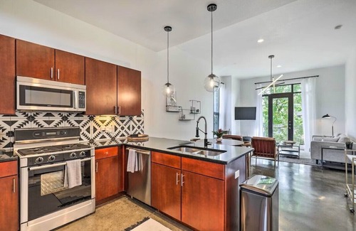 South Lamar Condominio | Modern Condo in Trendy SoLa with Balcony