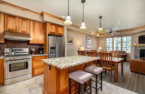 Bear Valley Condominio | Modern Condo- Jacuzzi Tub SM #201 by Bear Valley Vacation Rentals