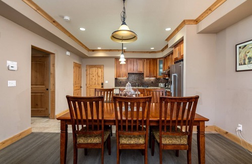Bear Valley Condominio | Modern Condo- Jacuzzi Tub SM #201 by Bear Valley Vacation Rentals