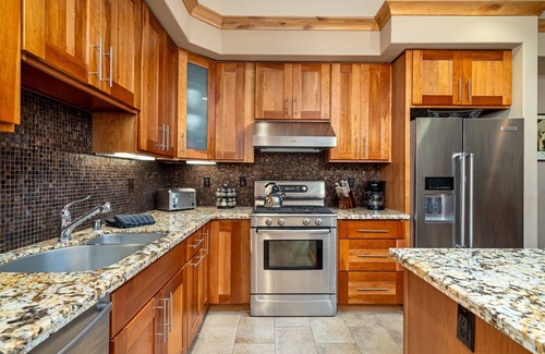 Bear Valley Condominio | Modern Condo- Jacuzzi Tub SM #201 by Bear Valley Vacation Rentals