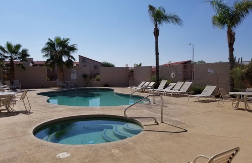 Apache Junction Condominio | Condominio moderno con vistas a la montaña y piscina climatizada