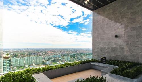 Phra Khanong Nuea Apartamento | Modern condo nr BTS ONNUT WIFI with workroom