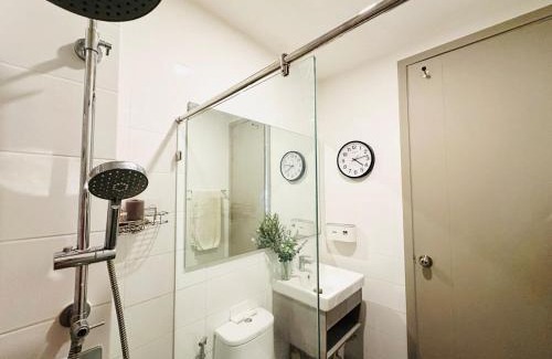 Phra Khanong Nuea Apartamento | Modern condo nr BTS ONNUT WIFI with workroom