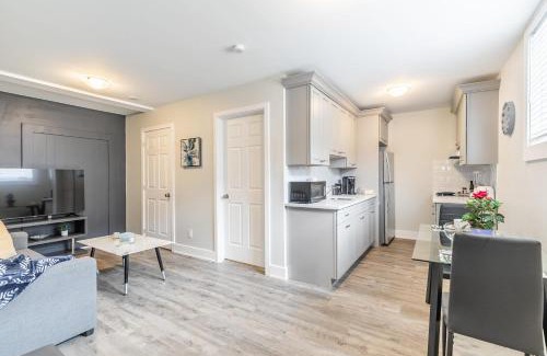 Central Hamilton Apartamento | Modern Condo on James Street North