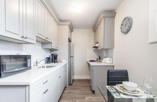 Central Hamilton Apartamento | Modern Condo on James Street North
