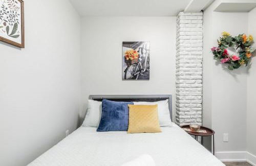 Central Hamilton Apartamento | Modern Condo on James Street North