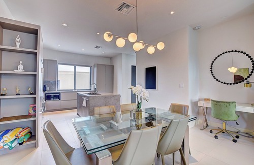 Westwind Condominio | Modern condo, steps to beach. Gym, generator, gated community.