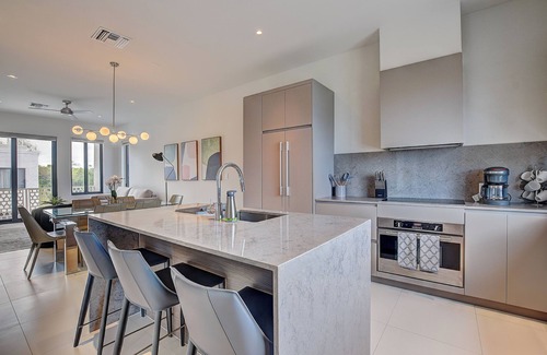 Westwind Condominio | Modern condo, steps to beach. Gym, generator, gated community.