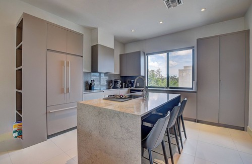 Westwind Condominio | Modern condo, steps to beach. Gym, generator, gated community.