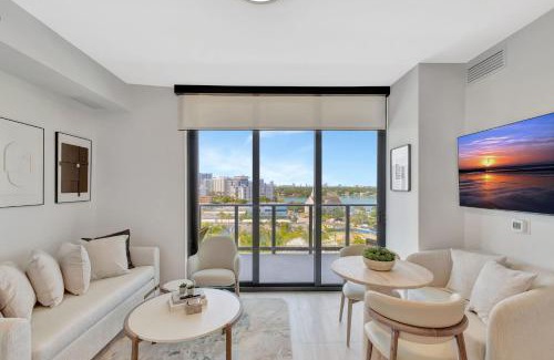 North Beach Apartamento | Modern Condo w Balcony At 72 Park