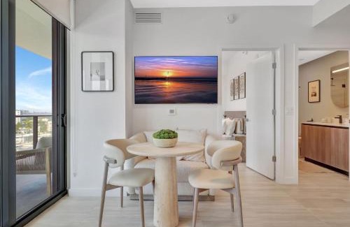 North Beach Apartamento | Modern Condo w Balcony At 72 Park
