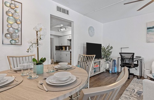 Pineapple Grove Arts District Apartamento | Modern Condo Walk to Restaurants & Shops, Bike to Beach, Beach Chairs & Bikes