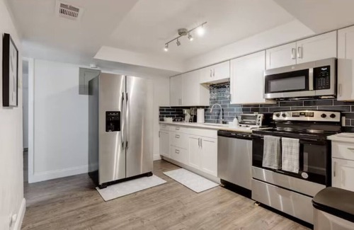 Pineapple Grove Arts District Apartamento | Modern Condo Walk to Restaurants & Shops, Bike to Beach, Beach Chairs & Bikes
