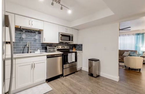 Pineapple Grove Arts District Apartamento | Modern Condo Walk to Restaurants & Shops, Bike to Beach, Beach Chairs & Bikes