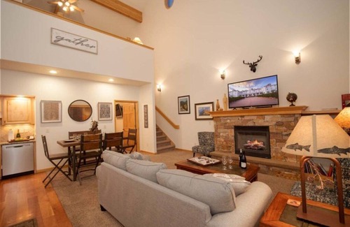 Stanley Hills Condominio | Modern condo with cozy fireplace, private hot tub, and Jacuzzi!