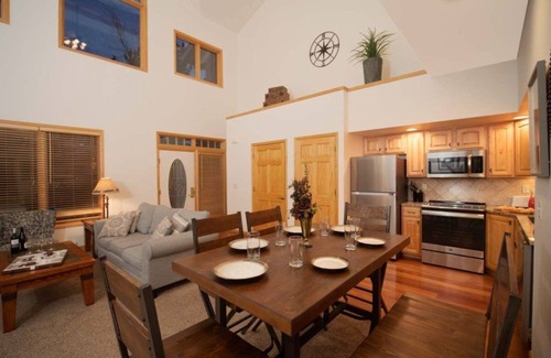 Stanley Hills Condominio | Modern condo with cozy fireplace, private hot tub, and Jacuzzi!