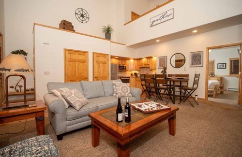Stanley Hills Condominio | Modern condo with cozy fireplace, private hot tub, and Jacuzzi!