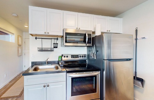 Evergreen Apartamento | Modern condo with full kitchen & Washer/Dryer - Dog Friendly
