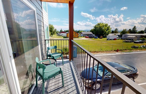Evergreen Apartamento | Modern condo with full kitchen & Washer/Dryer - Dog Friendly