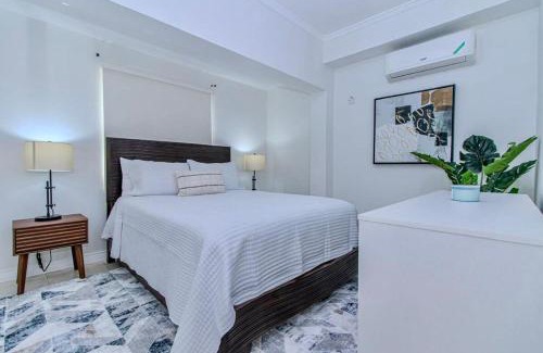 New Kingston Apartamento | Modern Condo with Pool New Kingston