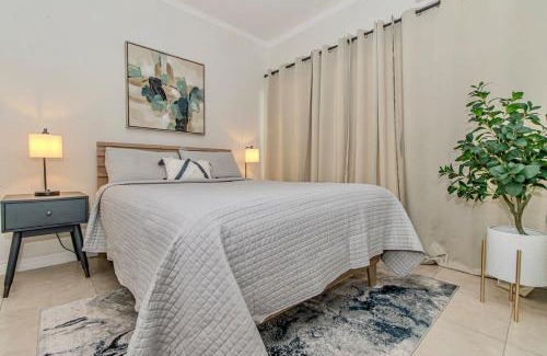 New Kingston Apartamento | Modern Condo with Pool New Kingston