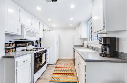 Canyon Corridor Apartamento | Modern condo with mountain view, private balcony, pools