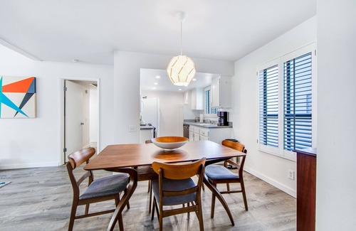 Canyon Corridor Apartamento | Modern condo with mountain view, private balcony, pools