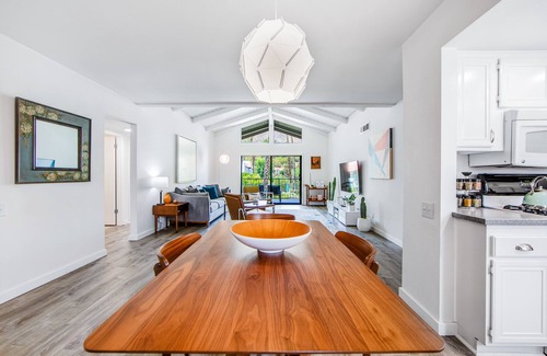 Canyon Corridor Apartamento | Modern condo with mountain view, private balcony, pools
