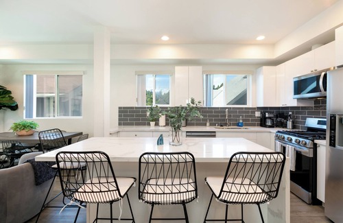 Pico-Union Casa | Modern construction with chic decor, conveniently located near Downtown and Hollywood