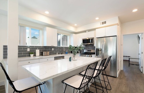 Pico-Union Casa | Modern construction with chic decor, conveniently located near Downtown and Hollywood