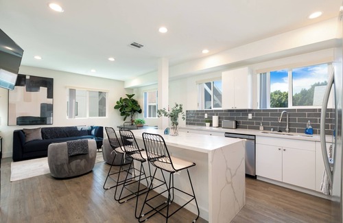 Pico-Union Casa | Modern construction with chic decor, conveniently located near Downtown and Hollywood