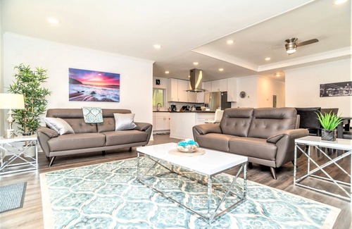 North Decatur Casa | ¡Para estrenar! ¡Casa contemporánea moderna de 3 recámaras (4 camas) con jacuzzi y piscina!