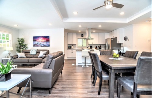 North Decatur Casa | ¡Para estrenar! ¡Casa contemporánea moderna de 3 recámaras (4 camas) con jacuzzi y piscina!