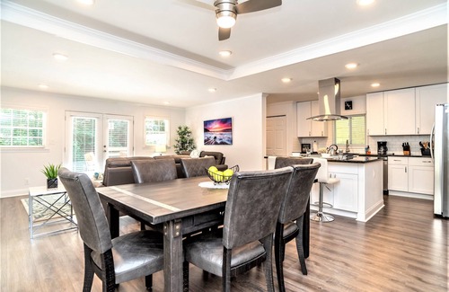 North Decatur Casa | ¡Para estrenar! ¡Casa contemporánea moderna de 3 recámaras (4 camas) con jacuzzi y piscina!