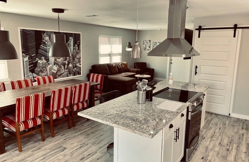Arlington Casa | "Modern Contemporary" (912)Walk to ATnT - Globe Life -Texas Live and more!!