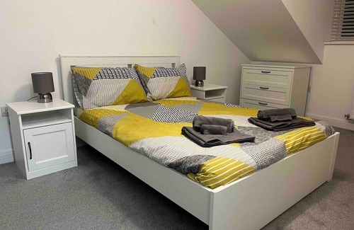 Chester Casa | Modern contemporary Home with Free parking