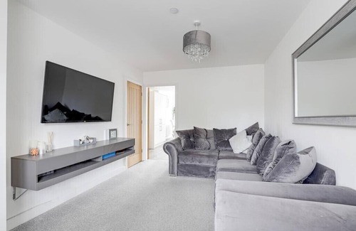 Chester Casa | Modern contemporary Home with Free parking
