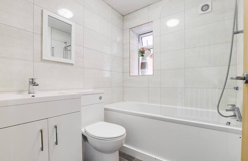 Chester Casa | Modern contemporary Home with Free parking