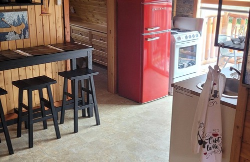 Acadian Peninsula Apartamento | Modern Costa Del Sol Flat Overlooking Pokemouche River, with swimming off dock.