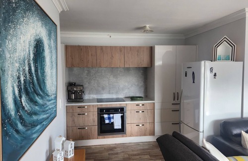 Whangamata Casa | Modern cosy 1 bedroom Bach, estuary location, off-street parking