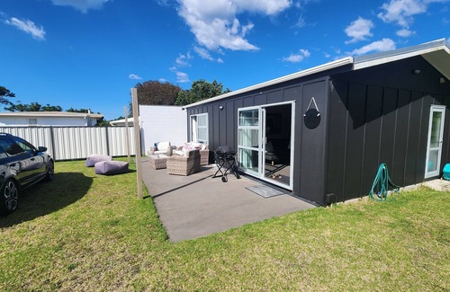 Whangamata Casa | Modern cosy 1 bedroom Bach, estuary location, off-street parking