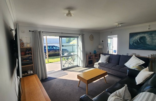 Whangamata Casa | Modern cosy 1 bedroom Bach, estuary location, off-street parking
