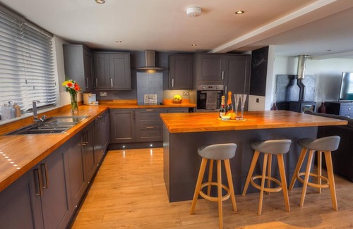 St. Hilary Casa | Modern & Cosy Home with Hot-Tub, 5min drive to Beach, ideal for large families.