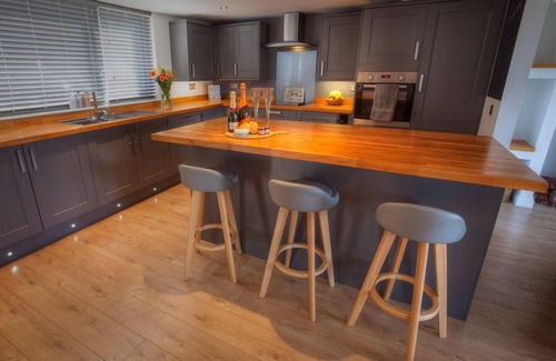 St. Hilary Casa | Modern & Cosy Home with Hot-Tub, 5min drive to Beach, ideal for large families.